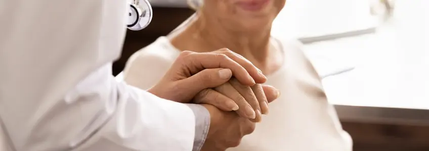 mulher a ser confortada por médico