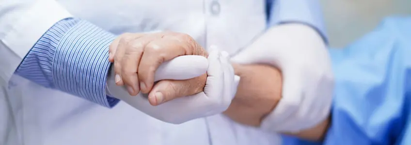mulher a ser confortada por médico