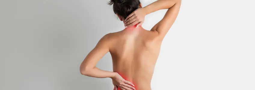 mulher com as mãos nas costas