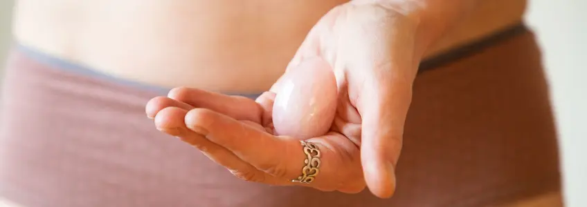mulher a segurar uma bola de kegel