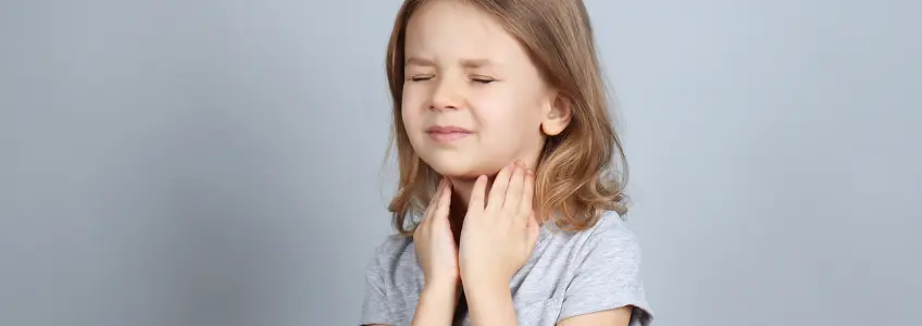 menina com dores de garganta