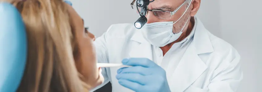 mulher a ser avaliado por médica