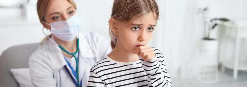 menina com tosse a ser auscultada por médica
