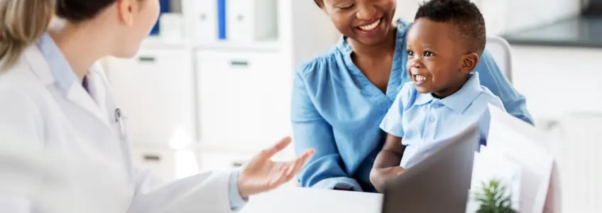 menino em consulta pediátrica com a mãe