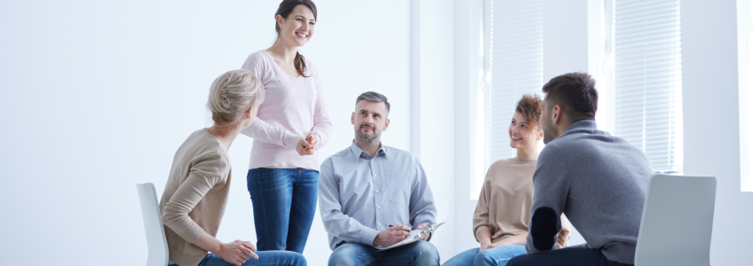 Pessoas num grupo de apoio a fim de minimizar as fobias