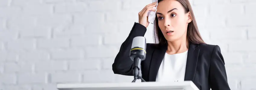 mulher sente-se nervosa durante um discurso
