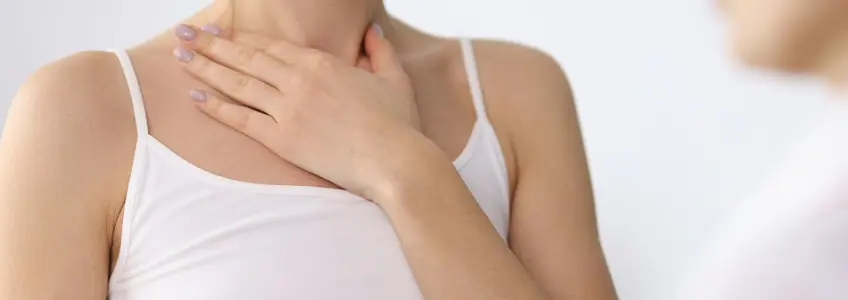 mulher com a mão na garganta