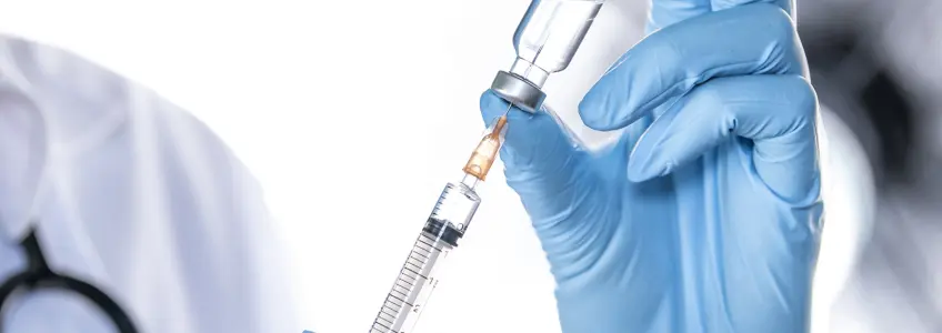 médico a dar manipular medicamento