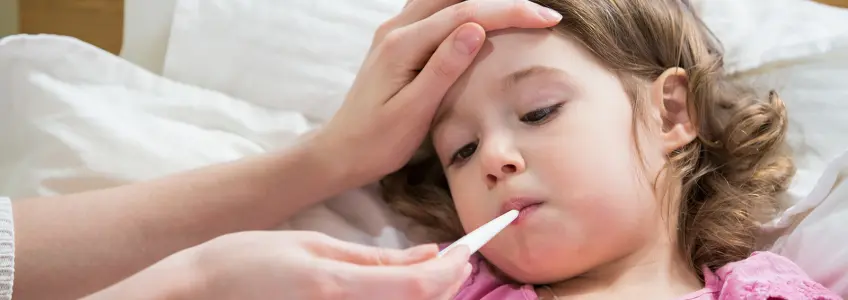 mãe a medir a febre a menina