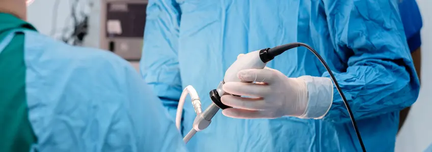 médico a realizar procedimento para tratar hemorroidas