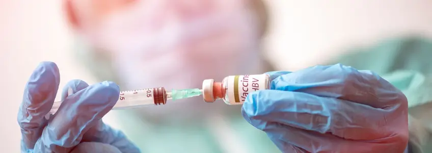 homem com inflamação no fígado