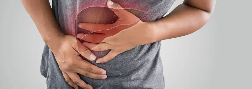 homem com inflamação no fígado