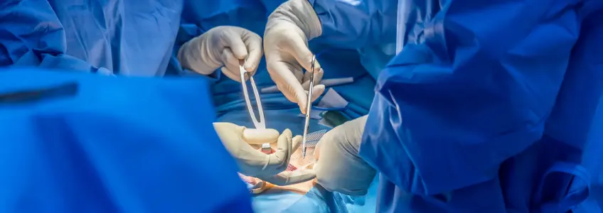 equipa médica a realizar cirurgia