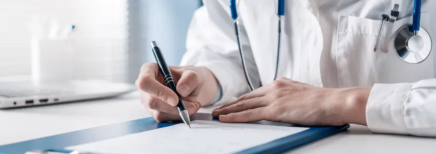 médico a tomar anotações