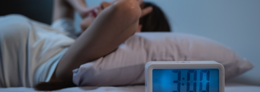 mulher com dificuldade em dormir