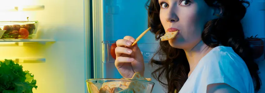 mulher a comer bolachas