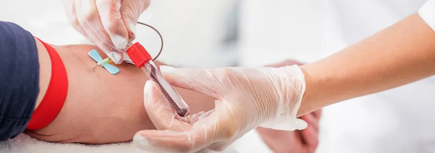 médico a recolher análise de sangue de doente