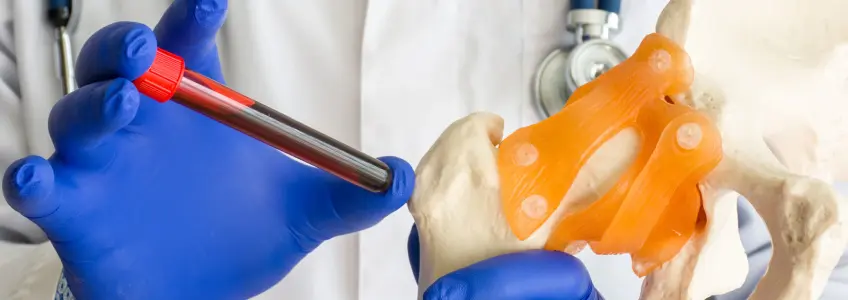 médico a recolher análise de sangue de doente