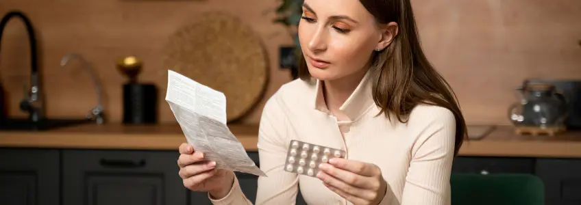 mulher a consultar bula de medicamento