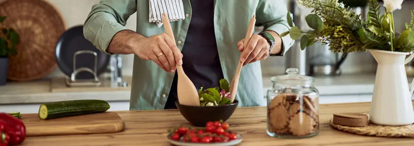 homem a fazer uma salada