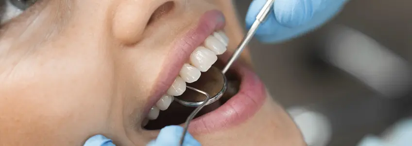 dentista analisa dentes de paciente
