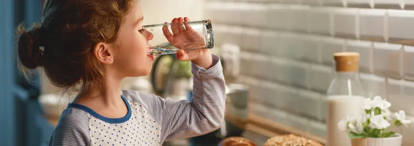 menina a beber água