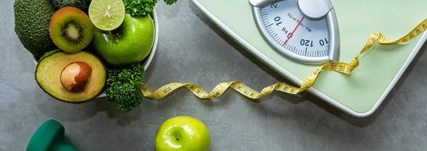 balança e conjunto de alimentos