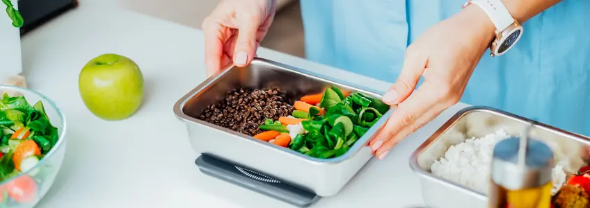mulher pesa recipiente com alimentos