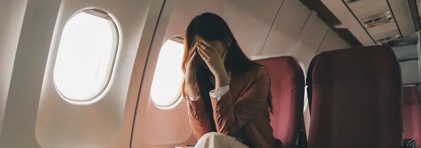 mulher a sentir-se mal no avião