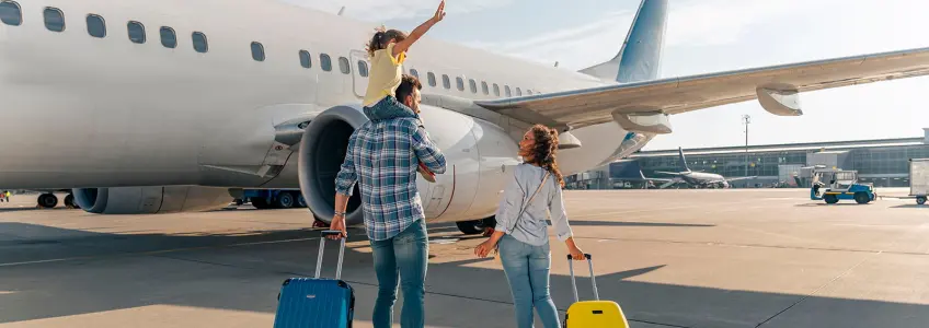 família a preparar-se para entrar num avião