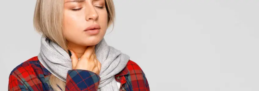 mulher jovem com a mão na garganta