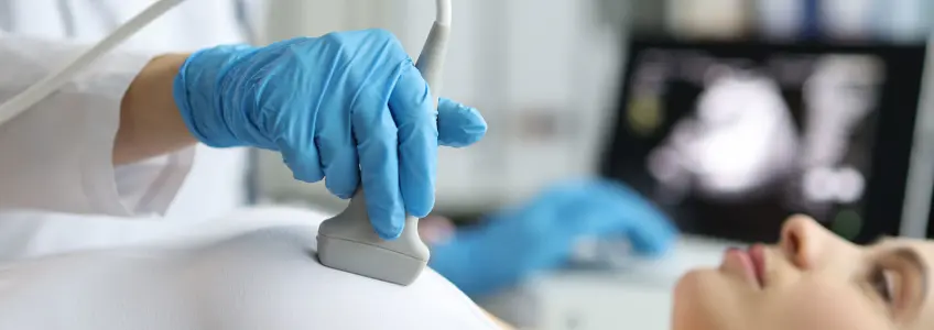 mulher a fazer uma ecografia mamária