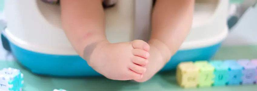 bebé com mancha mongólica no pé