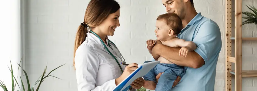 dois médicos a ler diagnóstico em tablet
