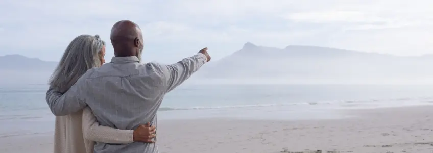casal na praia em dia nublado