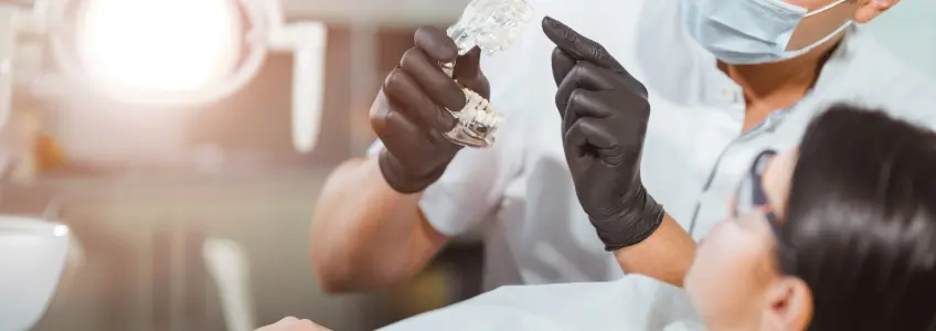 dentista a explicar a paciente o que é a mordida cruzada