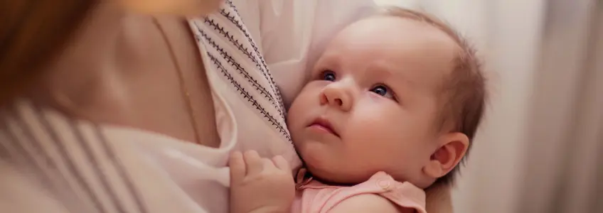 bebé ao colo da mãe