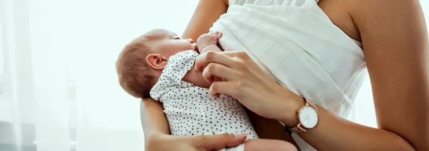 mãe a amamentar bebé