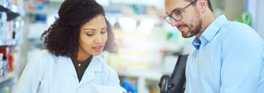 homem a tirar dúvidas com farmacêutica