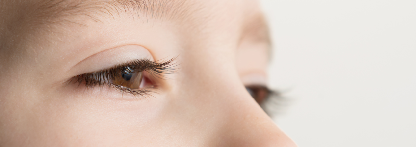 foco olhos de criança com estrabismo