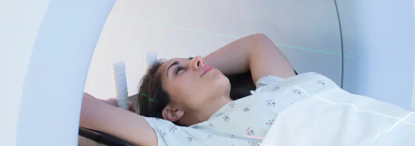 mulher a ser submetida a uma tomografia