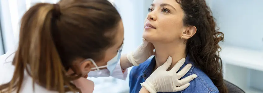 médica analisa pescoço de paciente
