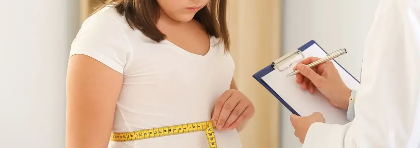 menina a medir o perímetro abdominal