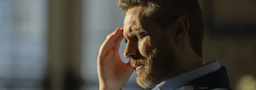 homem com os olhos fechados