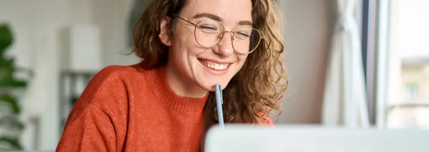rapariga usa óculos para trabalhar ao computador