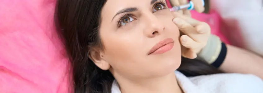 mulher a fazer tratamento para as olheiras