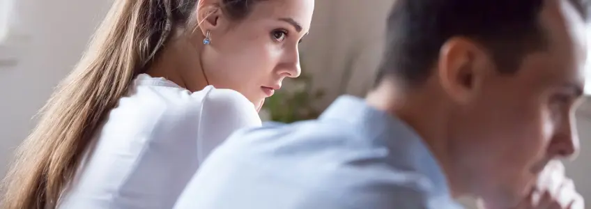 mulher com dificuldades de se concentrar devido ao overthinking