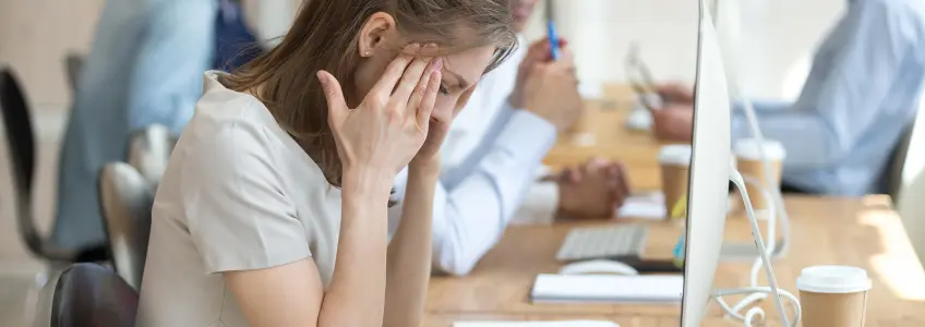 mulher olha para homem que está a pensar