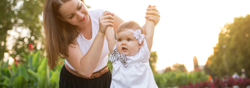 Mãe a brincar com a filha