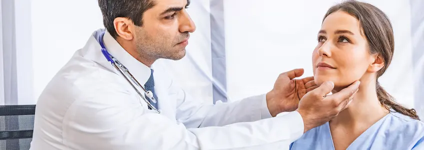 médico a analisar pescoço de doente mulher